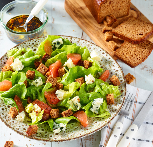 Salade vitaminée accompagnée de pain d’épices de Dijon